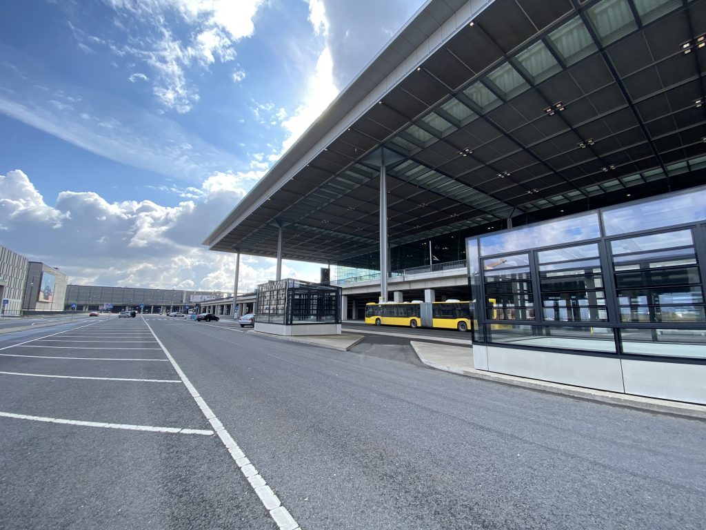 Dein Stellplatz - Treffpunkt am Flughafen Berlin BER Terminal 1 - Ankunftsebene -