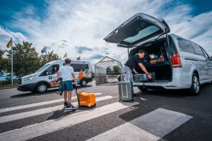 Dein Stellplatz. Parken Flughafen Berlin. Ankunft am Parkplatz P2. Gepäck ausladen im Checkin-Bereich. Parking Berlin Airport. Arrival at Car Park P2. Unloading Luggage in the Check-in Area. Parking Berlin Airport. Przyjazd na Parking P2. Wyładunek bagażu w strefie odpraw