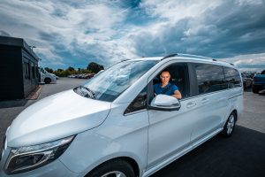 Dein Stellplatz. Valet Parken BER. Fahrzeug wird sicher auf Parkplatz BER geparkt. Valet Parking BER. Car is parked safely in Car Park BER. Valet Parking BER. Samochód jest bezpiecznie zaparkowany na parkingu BER