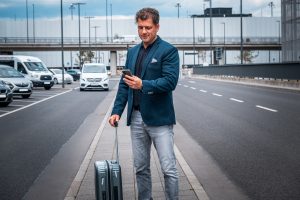 Dein Stellplatz. Valet Parking Flughafen Berlin. Nach der Landung kurz informieren, wenn Gepäck erhalten. Valet Parking Berlin Airport. After landing, let us know when you have received your luggage. Valet Parking Berlin Lotnisko. Po wylądowaniu poinformuj nas o odbiorze bagażu