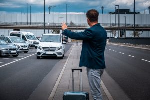 Dein Stellplatz. Valet Service Flughafen BER. Fahrzeug wird direkt gebracht. Valet Service Airport BER. Car will be directly delivered. Usługa Valet Service Lotnisko BER. Samochód zostanie dostarczony bezpośrednio na miejsce