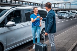 Dein Stellplatz. Valet Service Flughafen Berlin. Übergabe des Fahrzeuges an den Kunden. Valet Service Berlin Airport. Handover of the Car to the Customer. Usługa Valet Service Berlin Lotnisko. Przekazanie samochodu klientowi