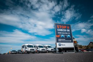 Dein Stellplatz. Parkplatz Flughafen BER P1. Der Shutttetransfer fährt individuell, ohne feste Taktung. BER Airport Car Park P1. The Shuttle Transfer operates individually, without a fixed time schedule. Parking przy lotnisku BER P1. Transfer Shuttle działa indywidualnie, bez ustalonego harmonogramu